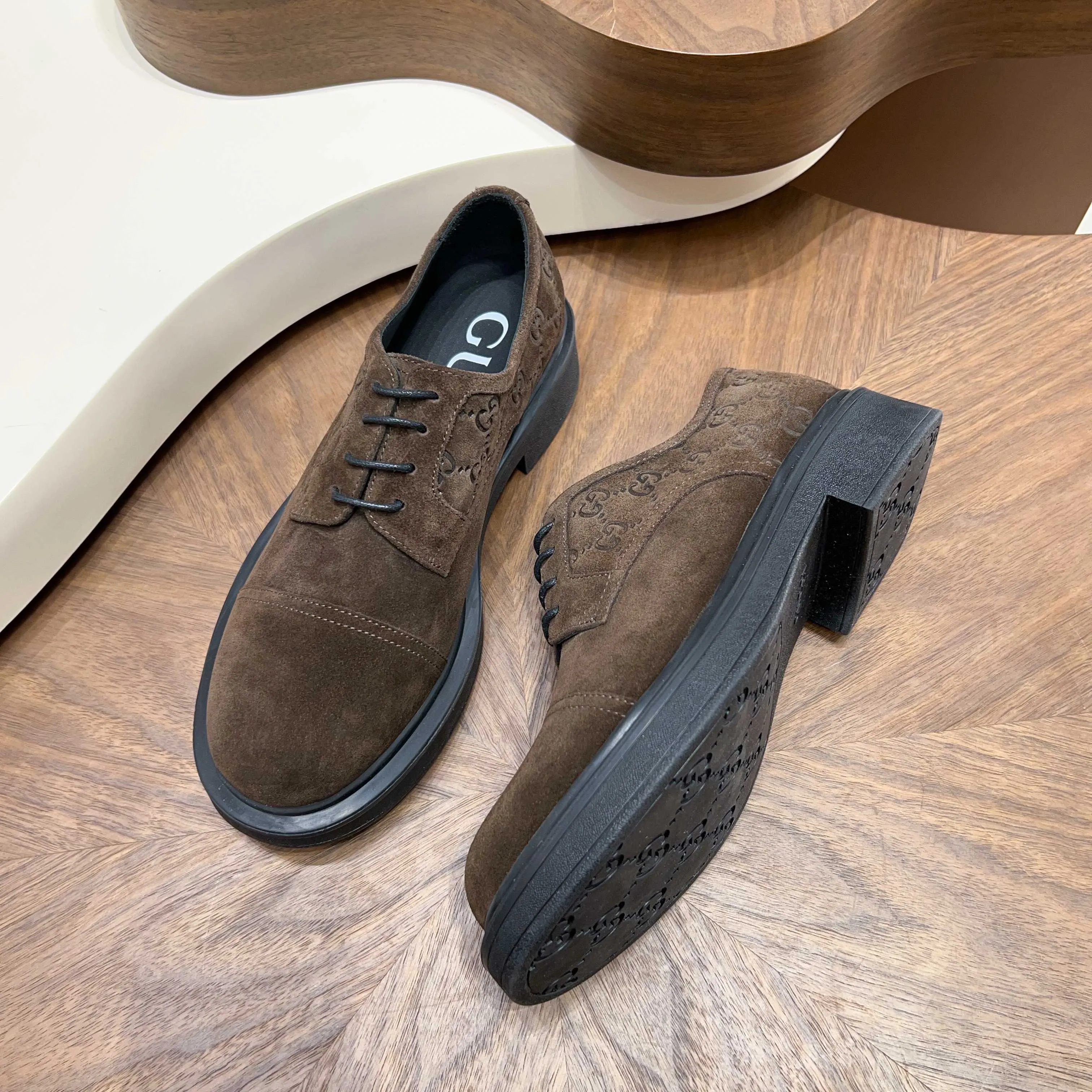💰780 Gucci/Gucci new men’s lace-up shoes with GG details, matte cow leather derby shoes! The design of this men's lace-up shoe is rooted in the brand's heritage. Crafted from premium waxed cow leather, it is embellished with GG printed embossed suede leather details, a nod to Gucci's iconic monogram. The rubber sole decorated with GG pattern adds a touch of modern fashion to this design. Typical three-joint style design. European and American classic version, full calfskin lining. The overall upper texture is soft and the lining is comfortable and breathable. 2CM thickened soft rubber sole, easy to control. Versatile and stylish upper foot, multiple colors available to meet different matching needs, complete package! Size: 39-40-41-42-43-44 leather shoe size (38.45.46 can be customized)